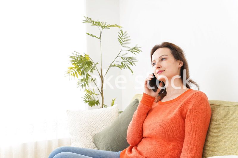 家で通話をする若い女性