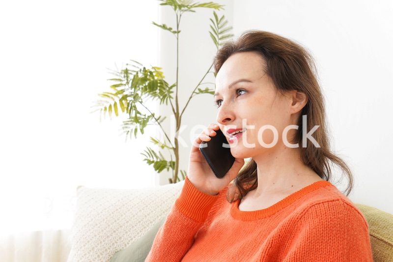 家で通話をする若い女性