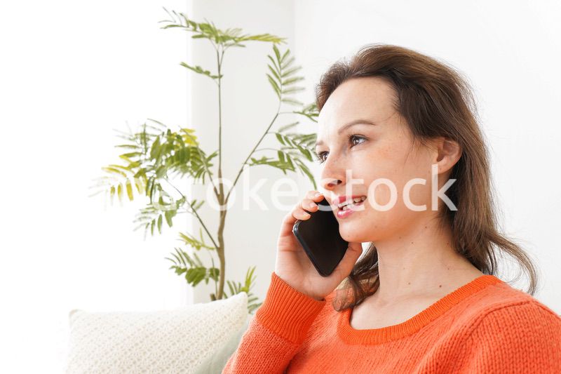 家で通話をする若い女性