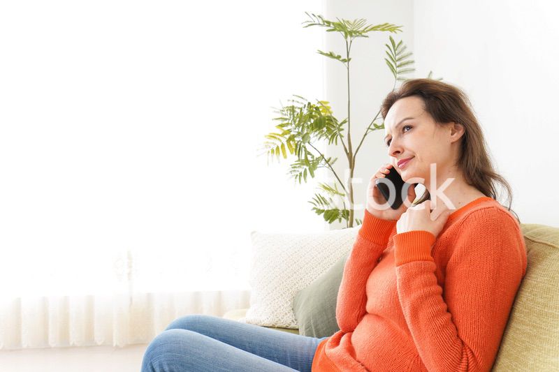 家で通話をする若い女性