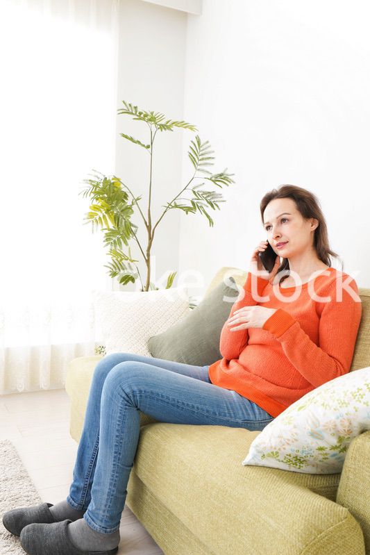 家で通話をする若い女性