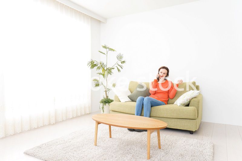 家で通話をする若い女性