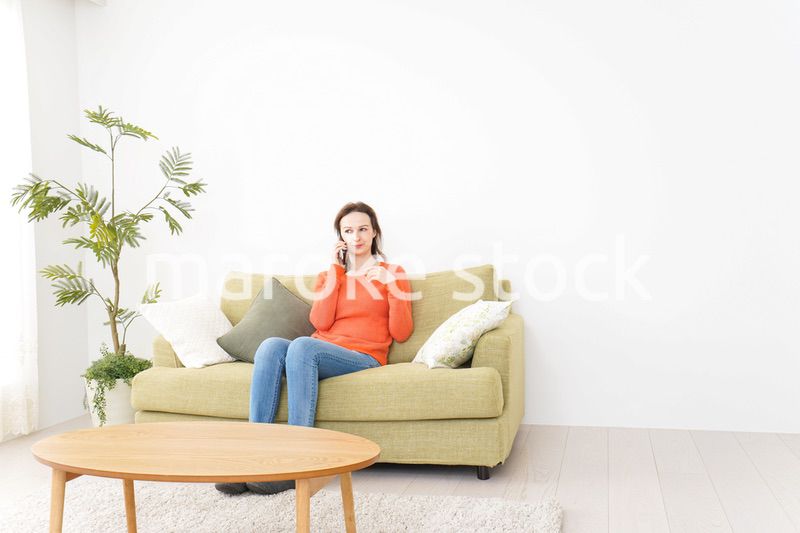 家で通話をする若い女性