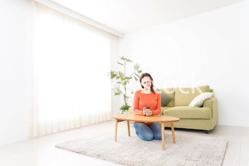 家でコーヒーを飲む若い女性