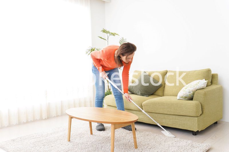 家を掃除する若い女性