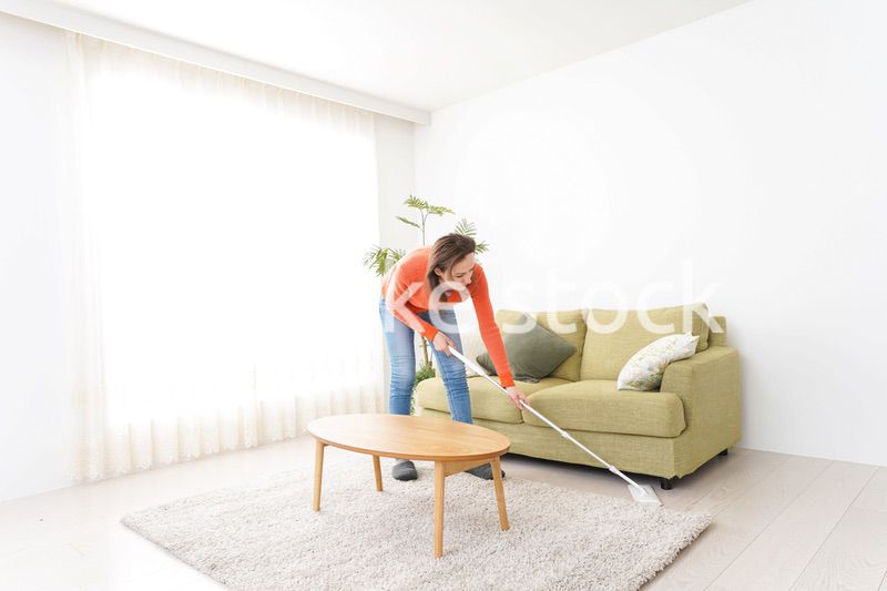 家を掃除する若い女性