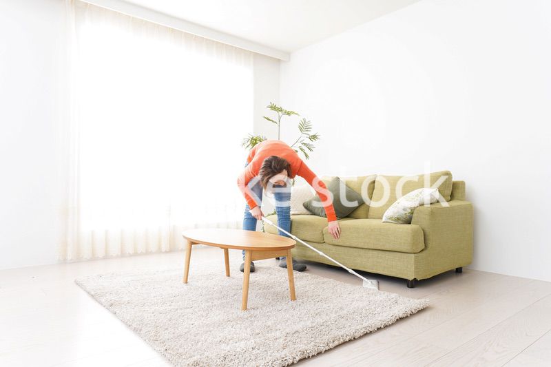 家を掃除する若い女性