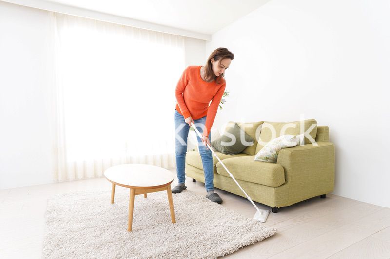 家を掃除する若い女性