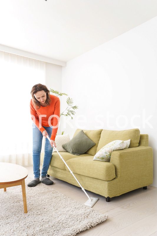 家を掃除する若い女性