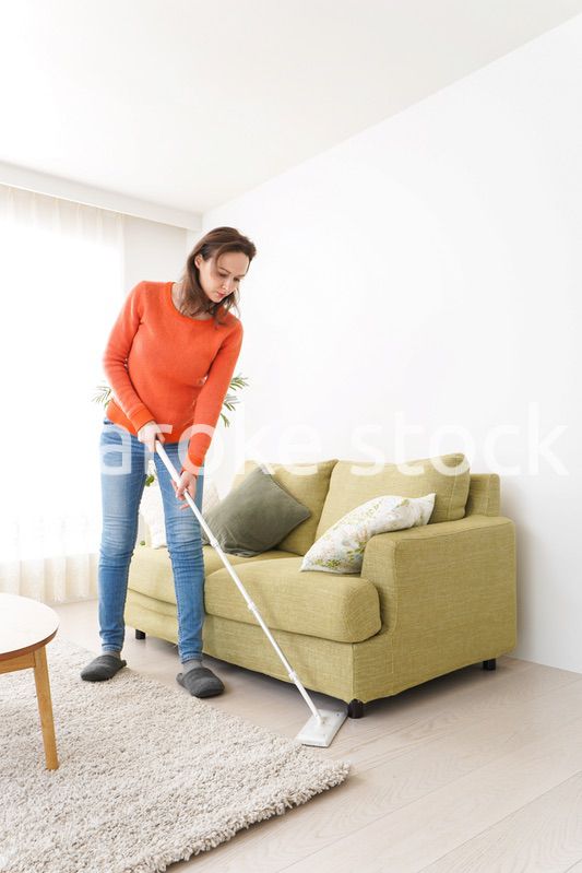 家を掃除する若い女性