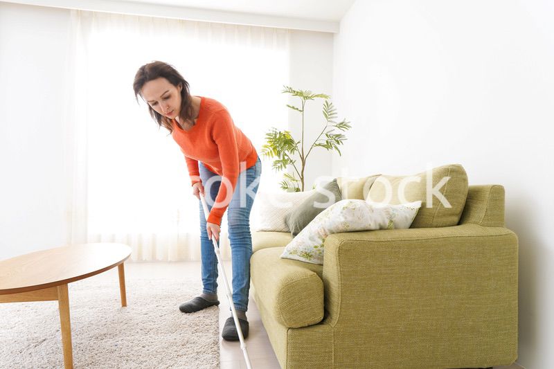 家を掃除する若い女性
