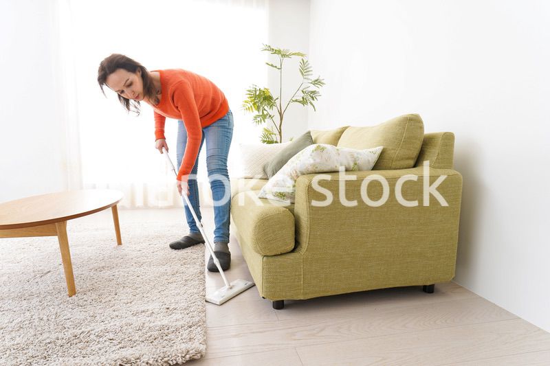 家を掃除する若い女性