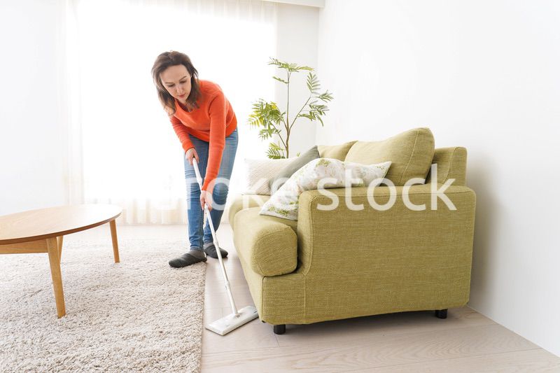 家を掃除する若い女性