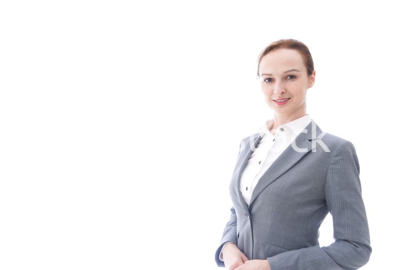 スーツを着た笑顔のビジネスウーマン