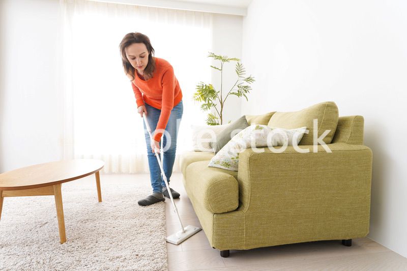 家を掃除する若い女性