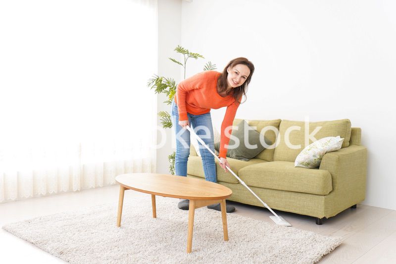 家を掃除する若い女性