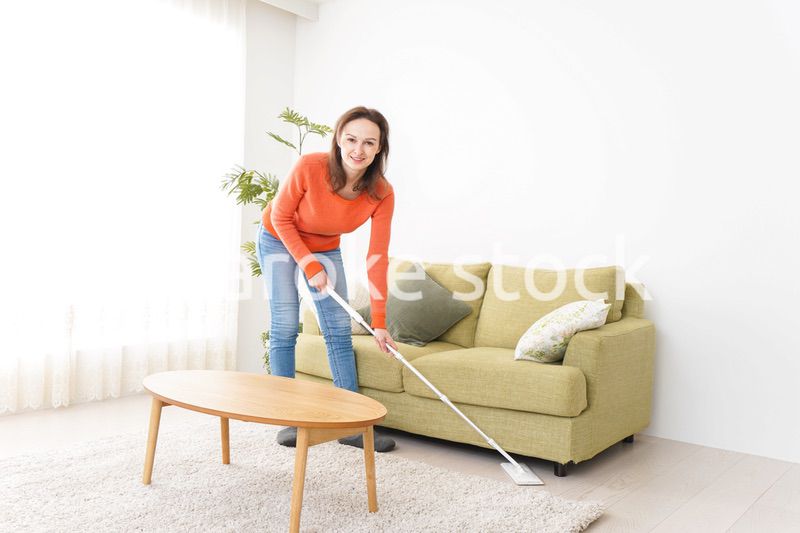 家を掃除する若い女性