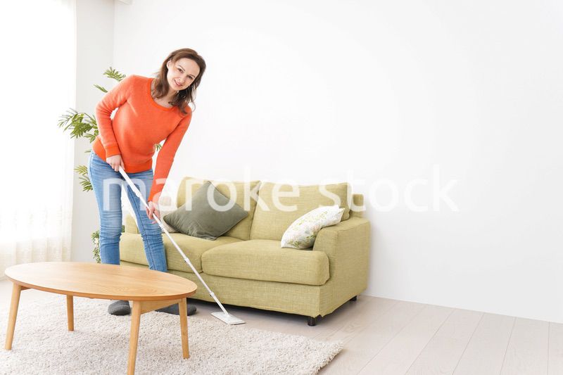 家を掃除する若い女性