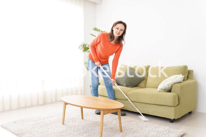 家を掃除する若い女性