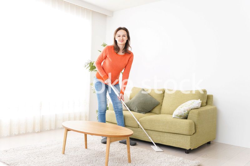 家を掃除する若い女性