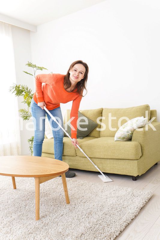 家を掃除する若い女性