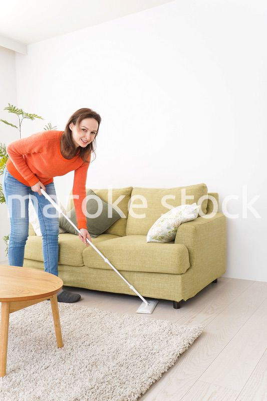 家を掃除する若い女性