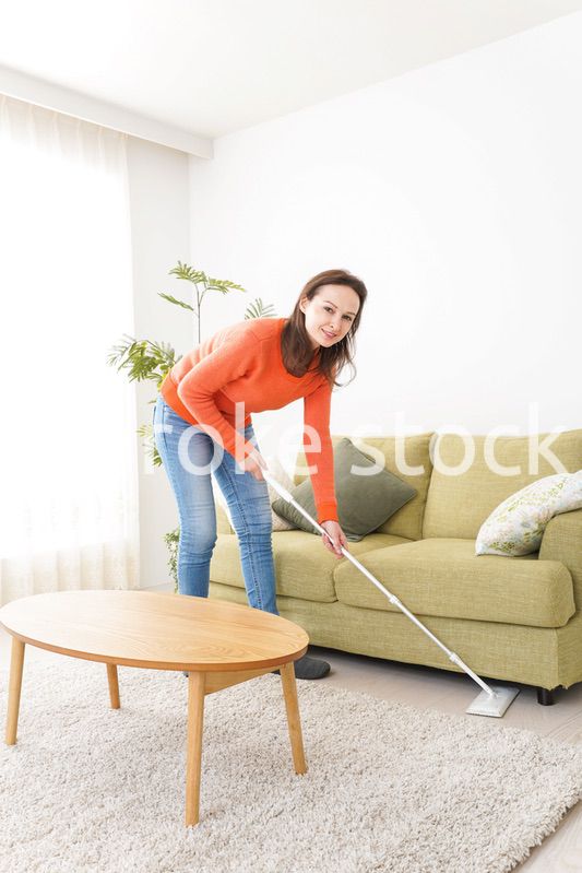 家を掃除する若い女性