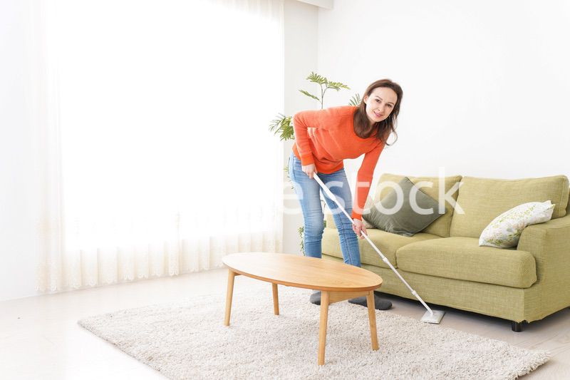 家を掃除する若い女性