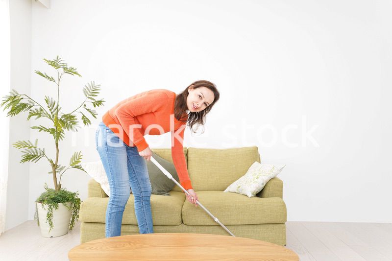 家を掃除する若い女性