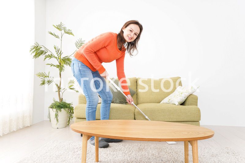 家を掃除する若い女性