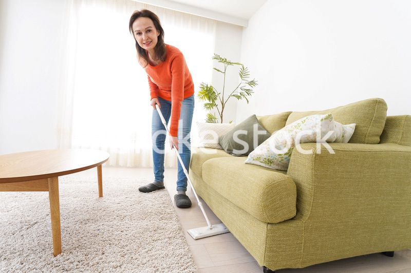 家を掃除する若い女性