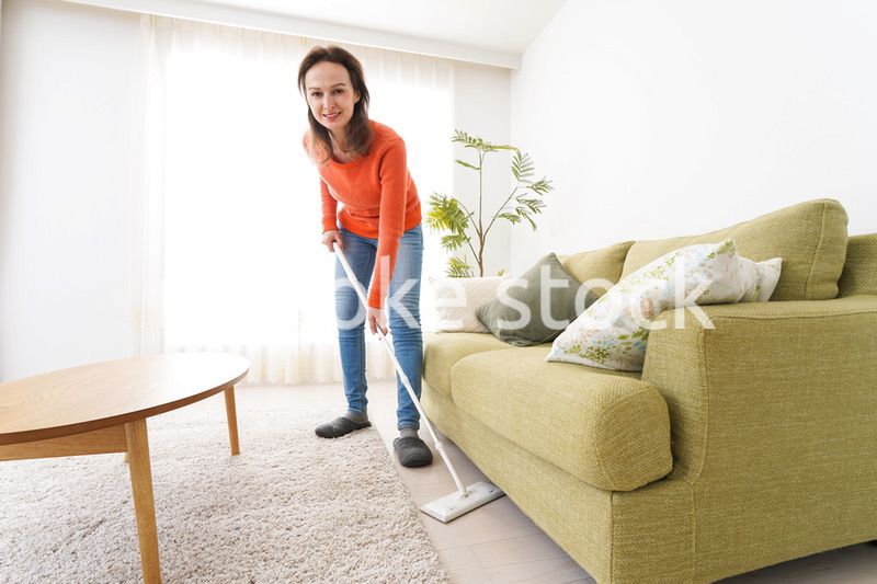 家を掃除する若い女性