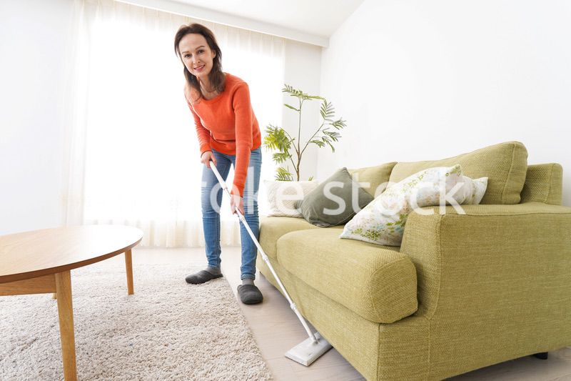 家を掃除する若い女性