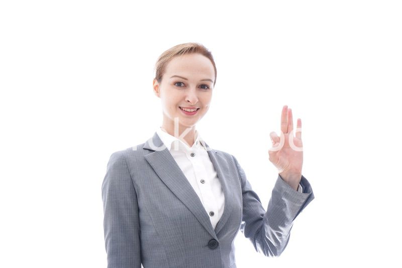 グッドサインをするスーツを着たビジネスウーマン