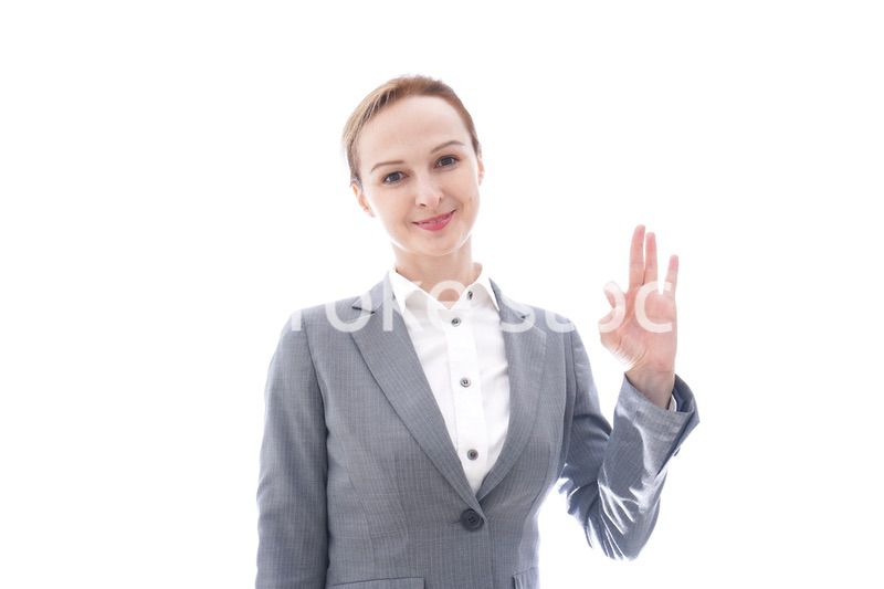 グッドサインをするスーツを着たビジネスウーマン