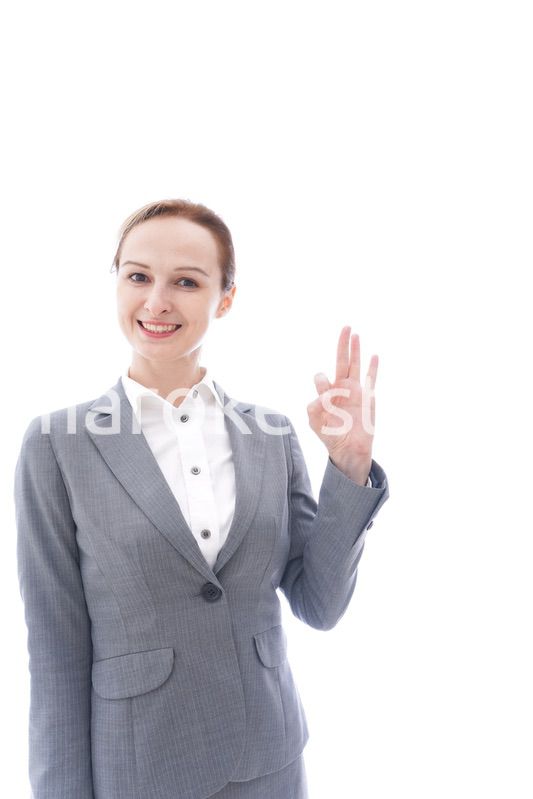 グッドサインをするスーツを着たビジネスウーマン