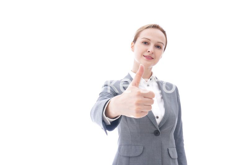 グッドサインをするスーツを着たビジネスウーマン