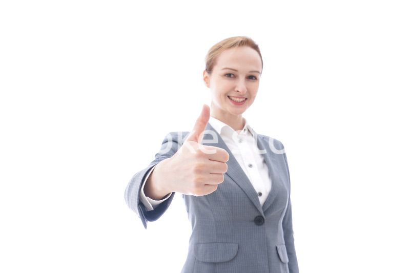 グッドサインをするスーツを着たビジネスウーマン