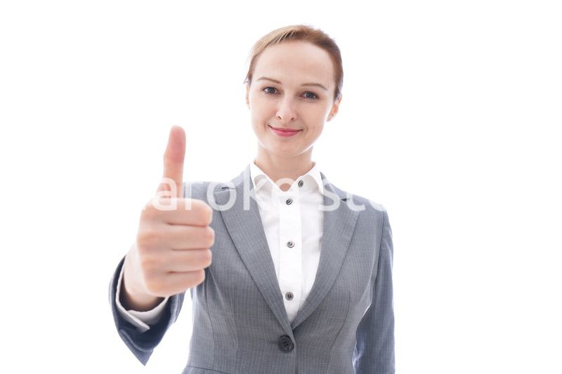 グッドサインをするスーツを着たビジネスウーマン