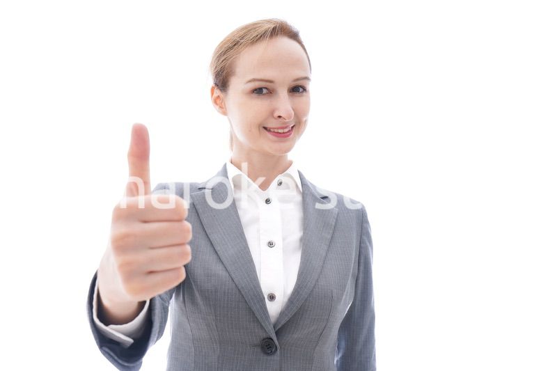グッドサインをするスーツを着たビジネスウーマン