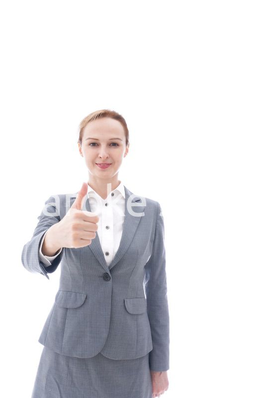 グッドサインをするスーツを着たビジネスウーマン