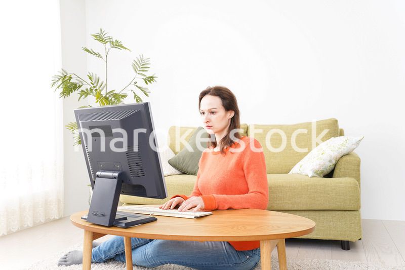 自宅でパソコンを使う若い女性