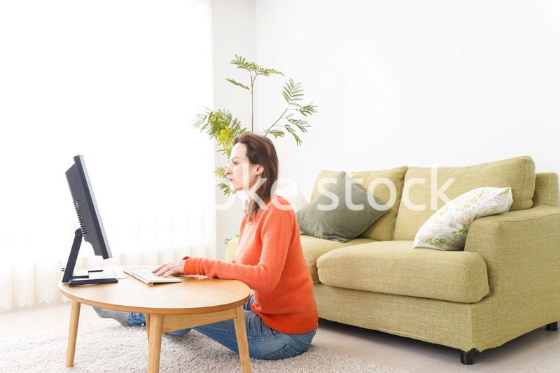自宅でパソコンを使う若い女性