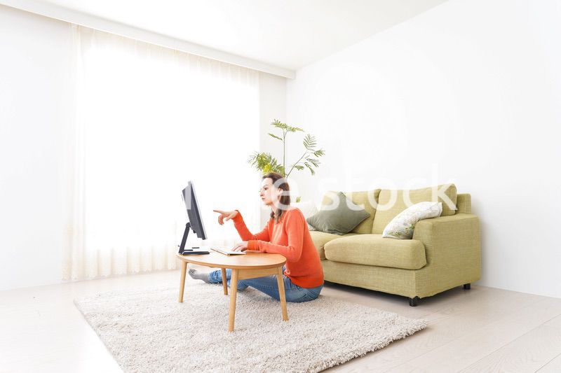 自宅でパソコンを使う若い女性