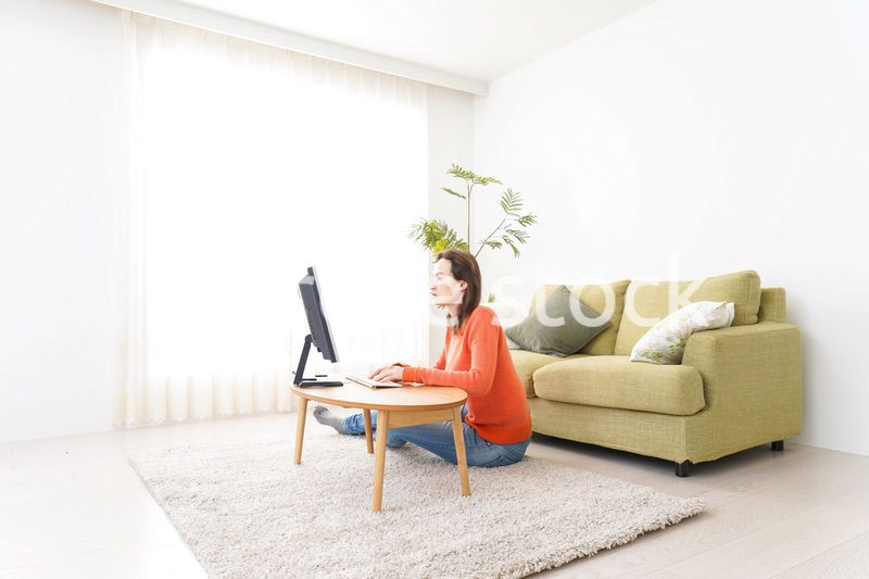自宅でパソコンを使う若い女性