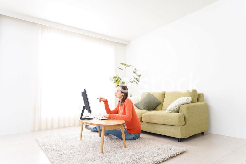 自宅でパソコンを使う若い女性