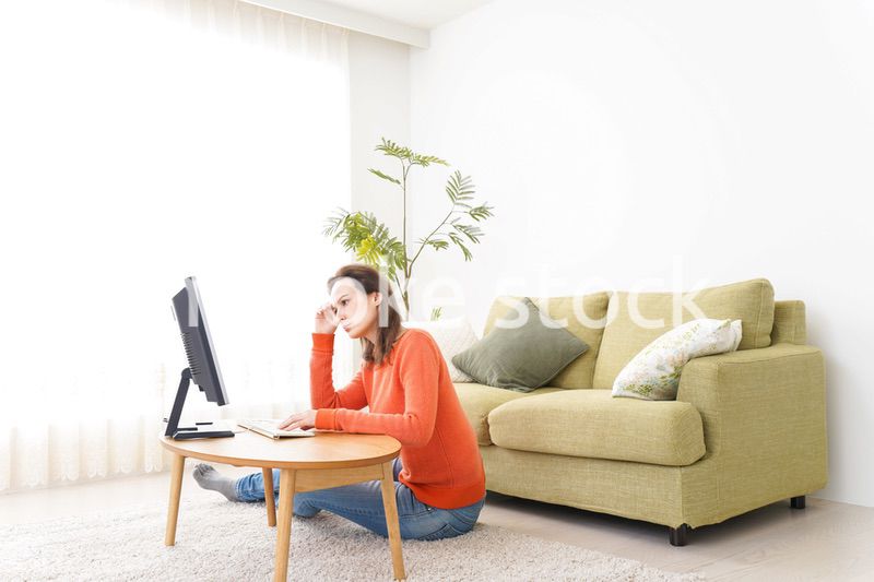 自宅でパソコンを使う若い女性