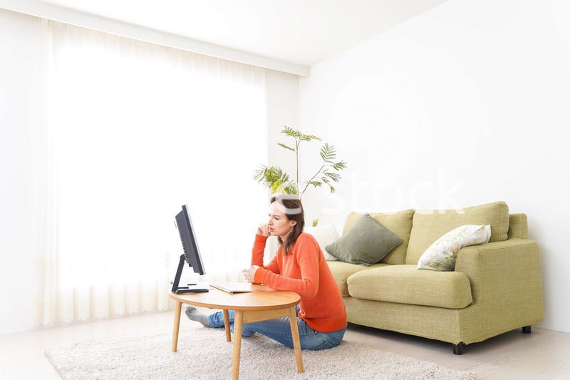 自宅でパソコンを使う若い女性