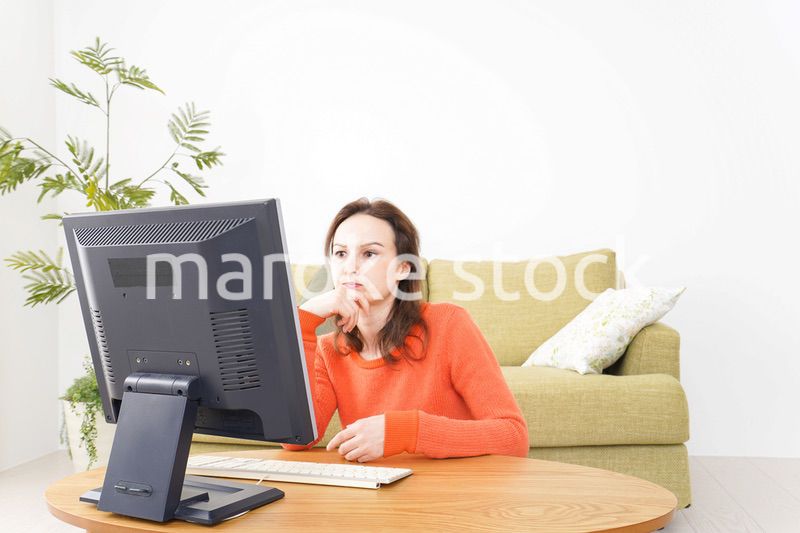 自宅でパソコンを使う若い女性