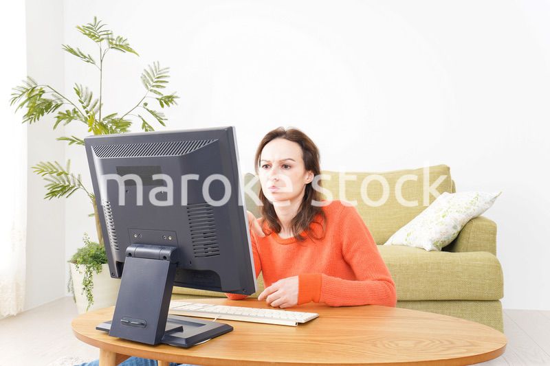 自宅でパソコンを使う若い女性